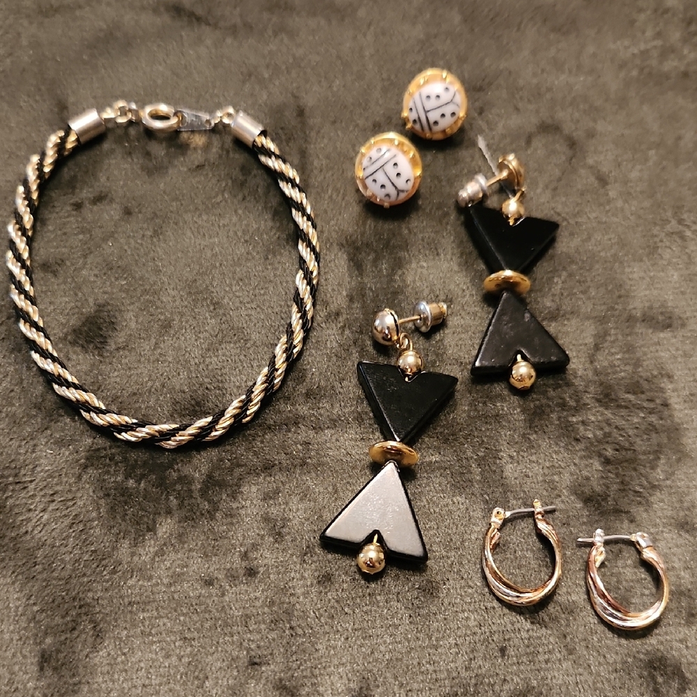 Vintage Black and Gold Jewelry Set